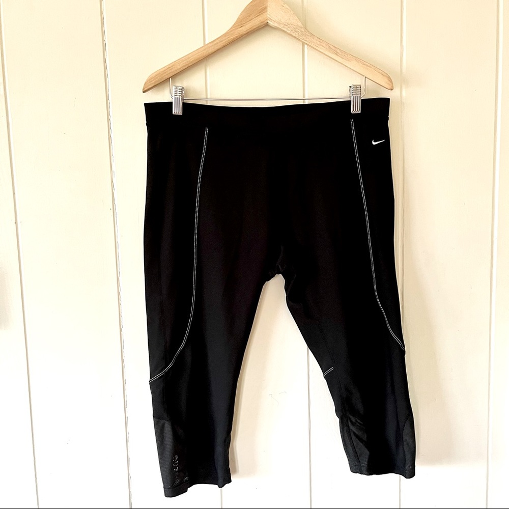 NIKE Women’s Dri-Fit capri leggings size XL